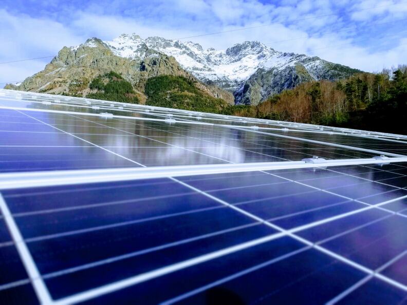 Panneaux photovoltaïques installés dans les Alpes du Sud